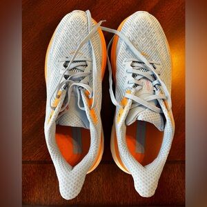 NEW Women’s Hoka Clifton 9 sneakers